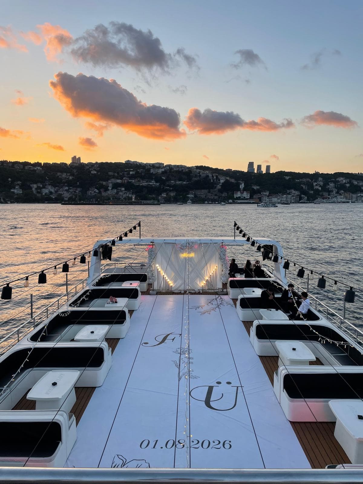 Teknede evlilik teklifi için dekore edilmiş güverte